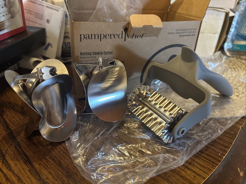 New in Box Pampered Chef Rolling Cookie Cutter (1442)