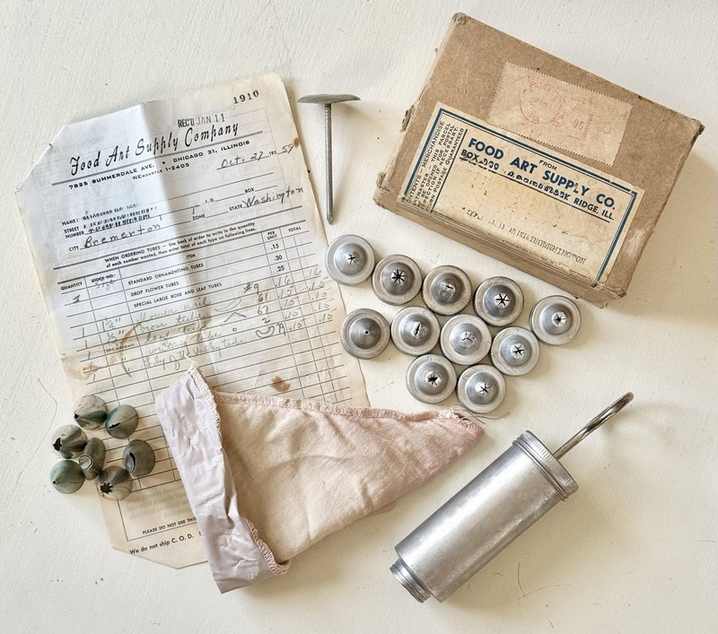 Vintage Aluminum Cake/Cookie Decorator Set With 11 Tips +7 Specialty Steel Tips