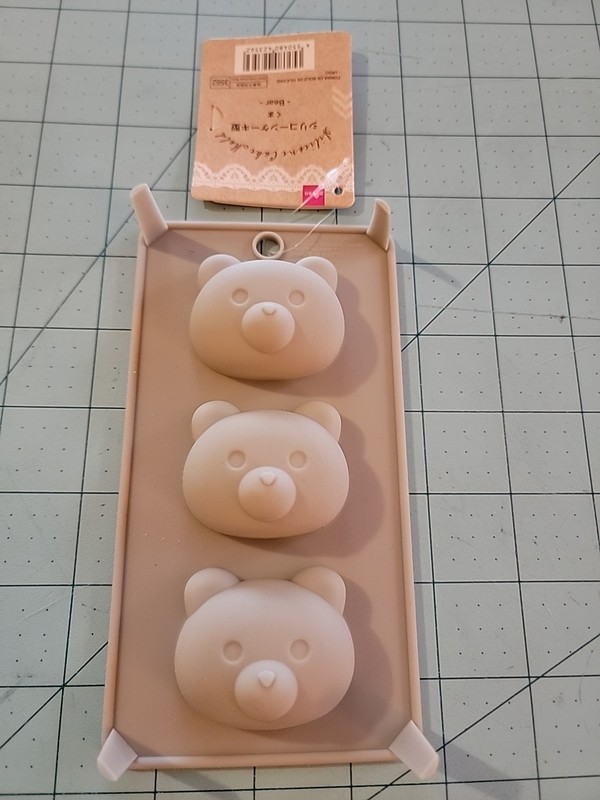 Daiso Brand: Gray Silicone Cake Mold With 3 Bear Faces – New With Free Shipping