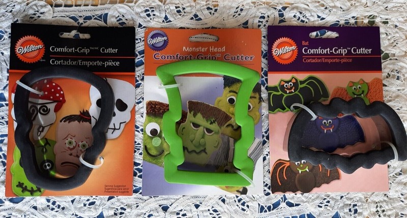 RETIRED WILTON HALLOWEEN COMFORT GRIP COOKIE CUTTER - BAT, MONSTER HEAD & SKULL  gallery