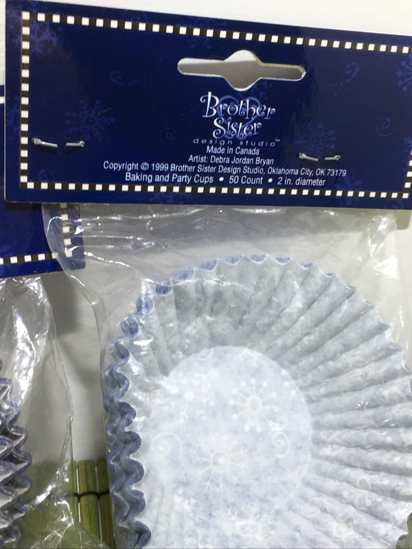Set of 2 Vintage Christmas Cupcake Liners Grease Resistant Brother Sister 1999 gallery
