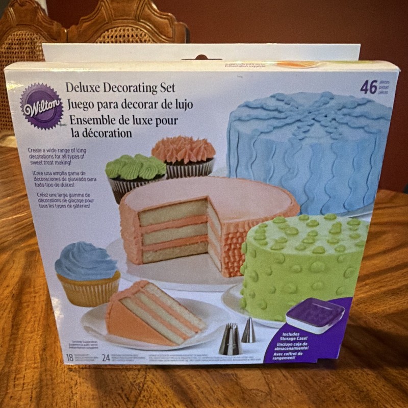 Wilton Deluxe Decorating Set 46-Piece w/ Storage Case Purple/White gallery