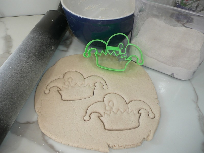JESTER HAT MARDI GRAS OR MEDIEVAL STYLE COOKIE CUTTER USA PR5227 gallery