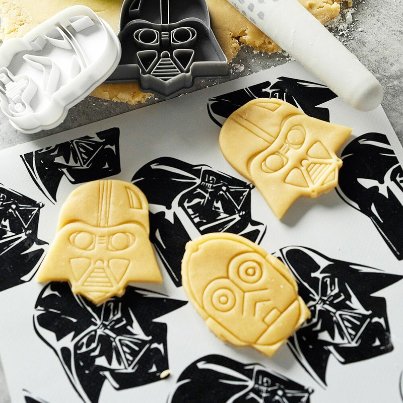 Set of 4 Star Wars Plunger Cookie Cutters + Stainless Steel Food Scraper Chopper gallery
