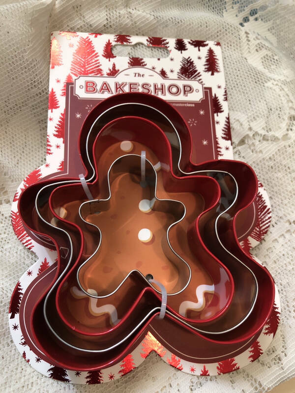 The Bakeshop 4 Gingerbread People Graduated Cookie Cutters NEW Metal 2 – 4.5″