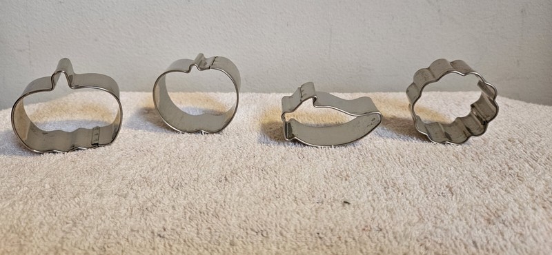 PAMPERED CHEF CREATIVE CUTTERS SET OF 8 ALUMINUM COOKIE VEGGIE FRUIT MEAT CUTTER gallery