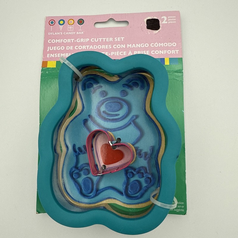 Wilton Dylan’s Candy Bar, Bear Cookie Cutter with Heart 2pc Comfort Grip