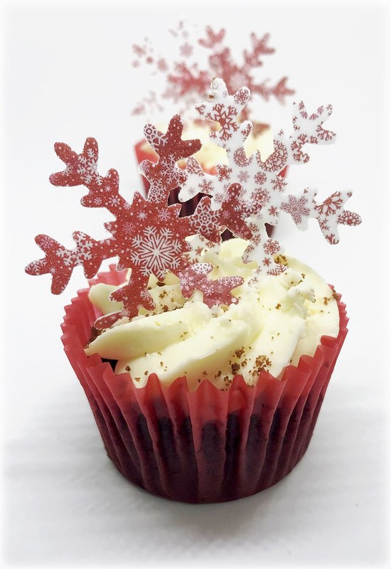 30 Large Precut Red & White Pattern Snowflakes Edible Wafer Paper Cake Toppers