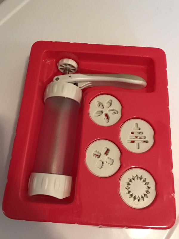 Wilton Cookie Max Cookie Press W/12 Different Shapes Cookie Discs, Boxed Set gallery