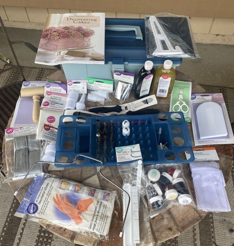 Wilton Cake Decorating Kit (52 Individual Items) Plus the case.