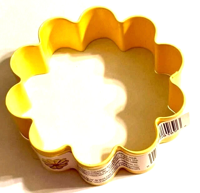 Wilton Cookie Cutter Daisy coated metal yellow standard flower new