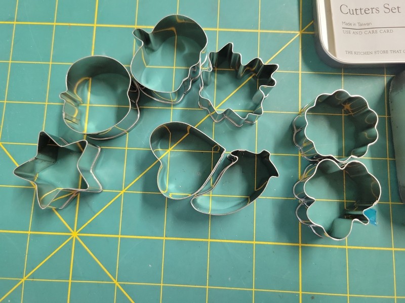 Pampered Chef Creative Cutters Set Mini Cookie Cutters Set of 8 Storage Tin 1095 gallery