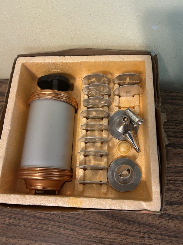 Vintage Mirro Cookie Pastry Press M-0358-22 W/11 Plates,2 Tips, Box VGC Made USA gallery