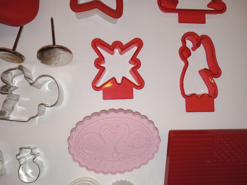 Lot of 60 Vintage Cookie Cutters Plastic Christmas Cooper Baking Pastry Animal gallery