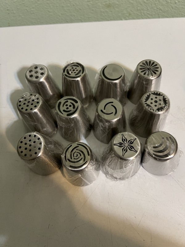 Brand new Set of 12 wrapped Large Cake Decoratng nozzles gallery