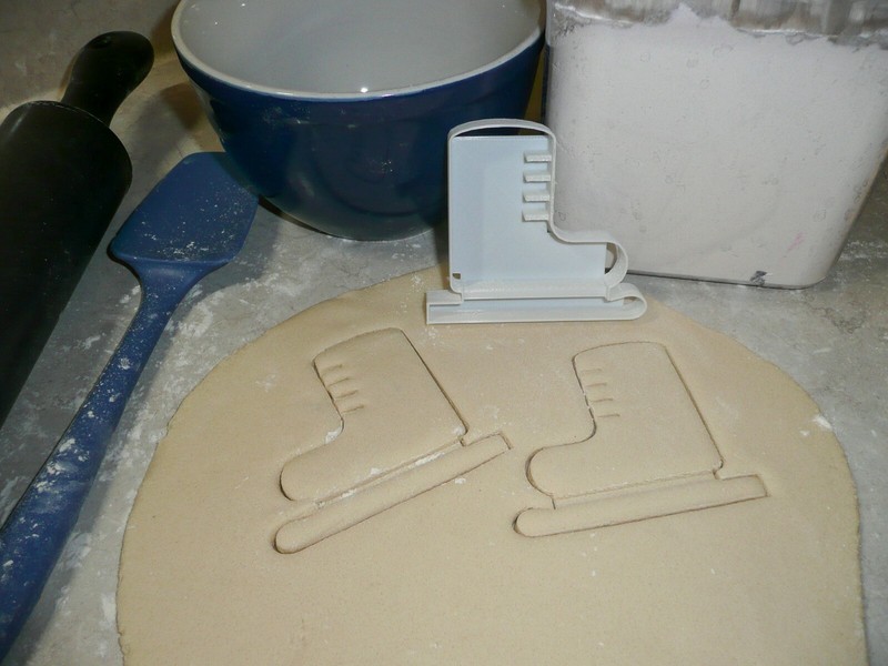 ICE SKATE WINTER WONDERLAND SNOW FAMILY FUN SPORT COOKIE CUTTER USA PR2040 gallery