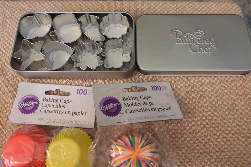 Pampered Chef Creative 8x Mini Cookie Cutters Set W/ Storage Tin Bonus Wilton