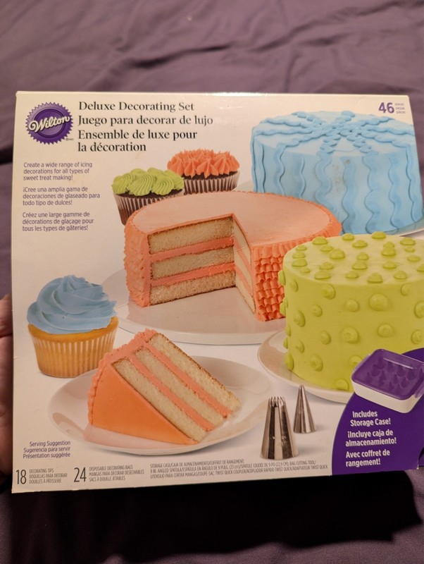 Wilton Deluxe Cake Decorating Kit 46 Pieces!