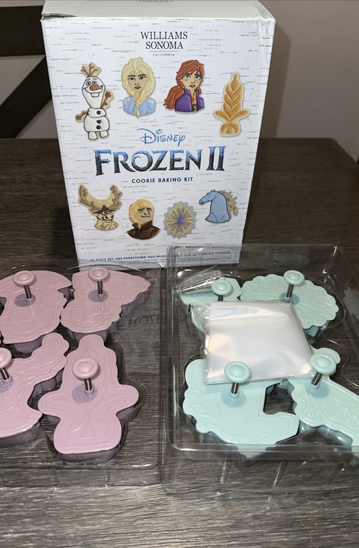 Williams Sonoma Disney Frozen 2 Boxed 8 Cookie Cutter Kit- Elsa Olaf Anna + New