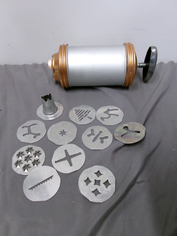 Vintage Mirro Cookie Pastry Press M-0358-22 w/ 10 Plates 1 Tip