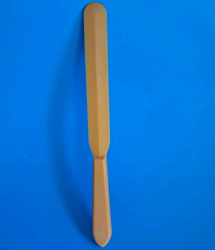 Vintage 1971 Wilton Yellow Plastic Icing Spatula Cake Decorating Tool RP-108