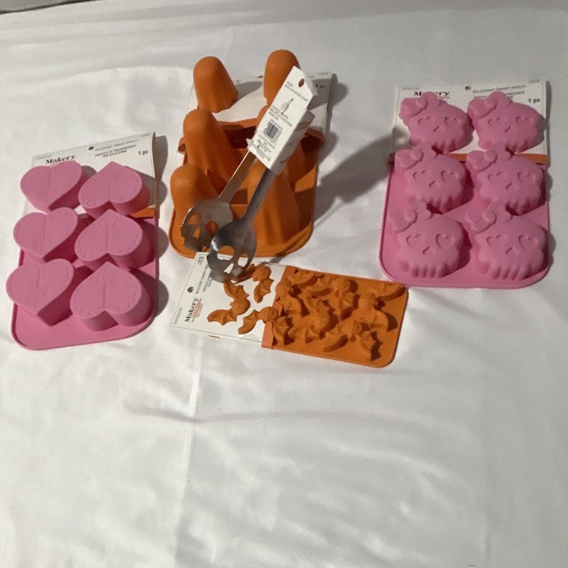 4 piece Silicone Treat Mold Set plus skull tongs