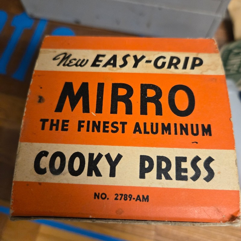 Vintage Mirro Cooky (Cookie) Press – Complete Set w/ 12 Discs & Recipe Book gallery