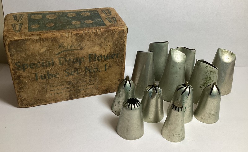 VINTAGE BOX OF ATECO METAL CAKE DECORATING TIPS 12 TOTAL