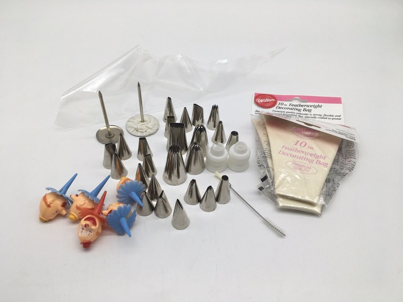 Lot of 38 Cake Decorating Piping Tips & Pastry Bags Derby Clowns Wilton Lot