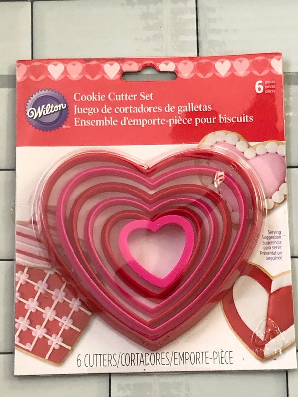 Wilton Nest Heart shaped Red/hot Pink plastic cookie and stencil Cutter Set 6