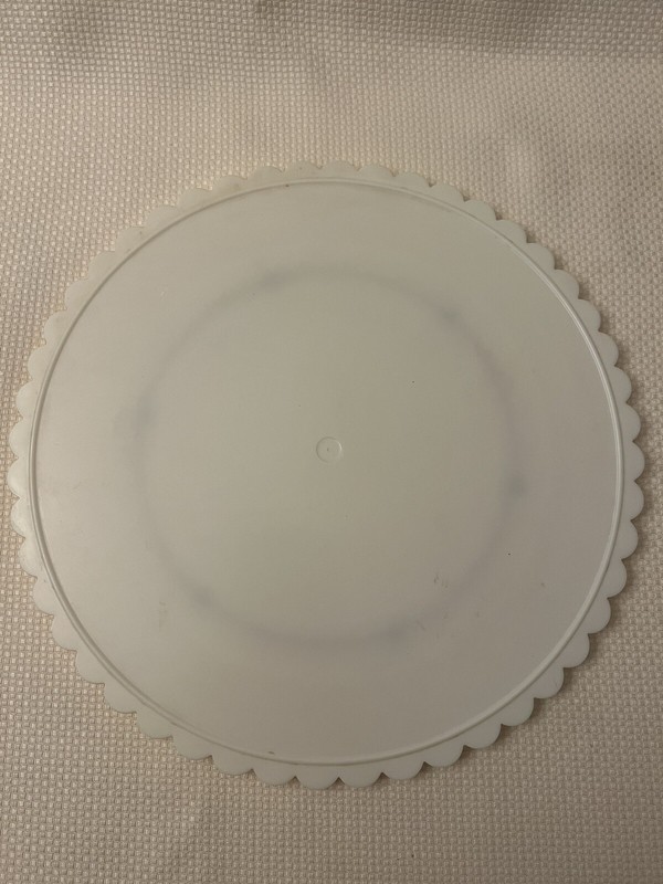 Wilton 1990 Trim ‘n Turn 12″ Rotating Cake Stand 2103-2518 – Scalloped Edge