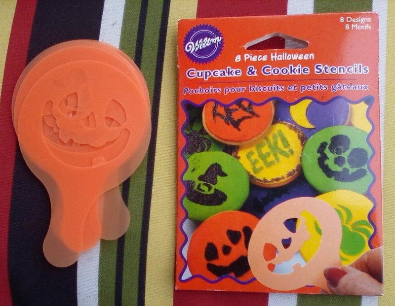 NEW WILTON 2005 8 PC HALLOWEEN CUPCAKE/COOKIE STENCILS TAIWAN