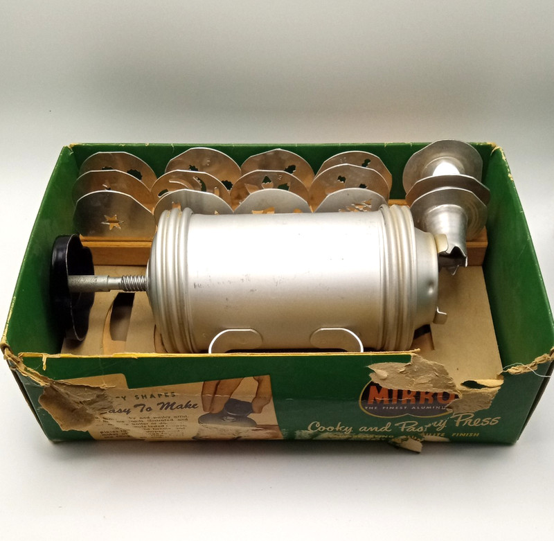 Vintage Mirro Cookie Pastry Press w/ Handle 12 Discs 3 Decorating Tips Aluminum gallery