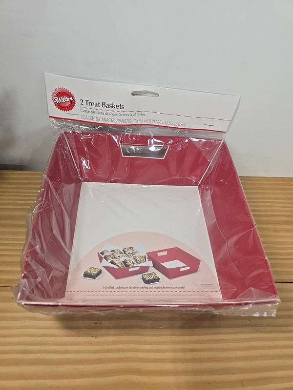 Wilton 8 Treat Handle Baskets Red White NIP gallery