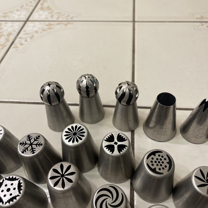 lot of 32 Stainless Steel KOREA piping cake decorating tips gallery