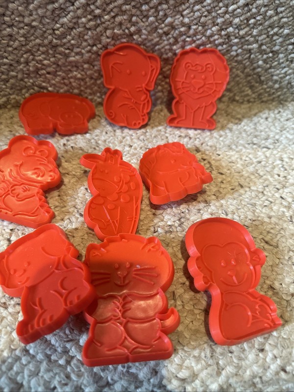 Vtg Animal Cookie Cutter Set 9 Plastic-Made In Hong Kong Red approx 3″
