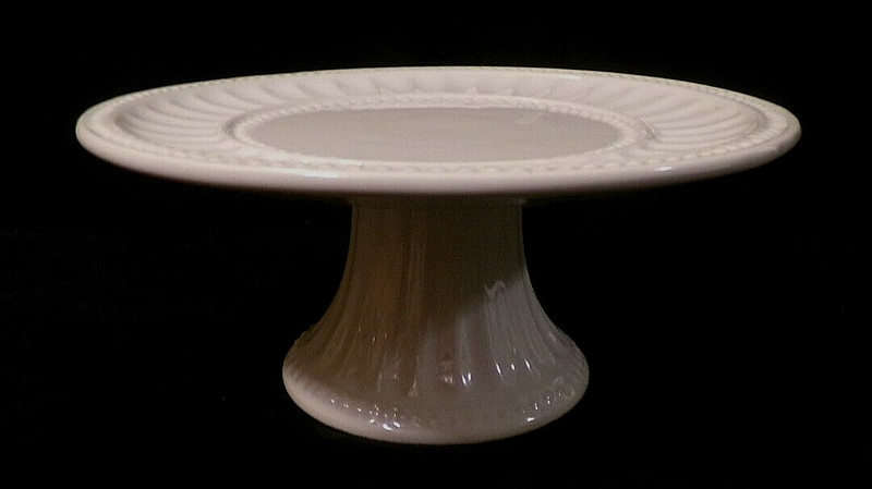 SMALL LA CUCINA COLLECTION WHITE GLAZED CERAMIC/PORCELAIN PEDESTAL CUPCAKE STAND