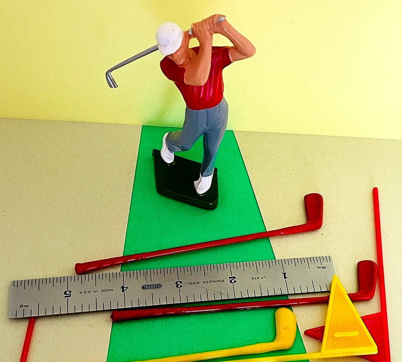 VIN. HEARTLAND GOLFER CAKE TOPPER - GOLFER WITH ACCESSORIES - PLASTIC - 4 1/4" gallery