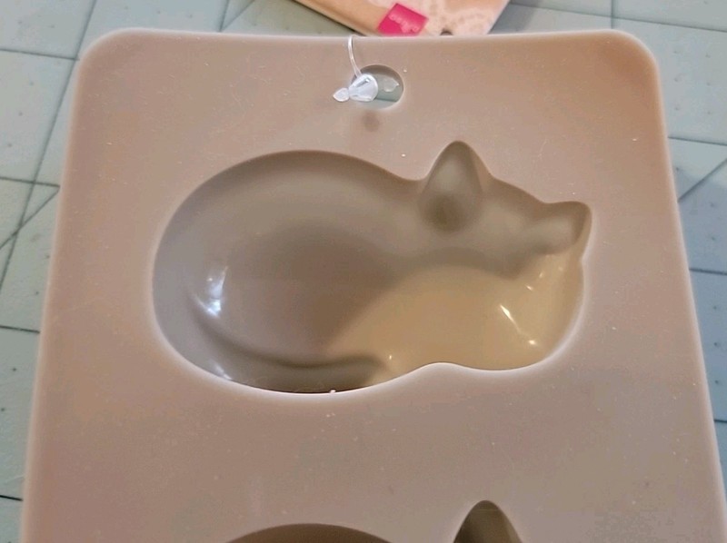 Daiso Brand: Gray Silicone Cake Mold With 3 Cats - Brand New With Free Shipping gallery
