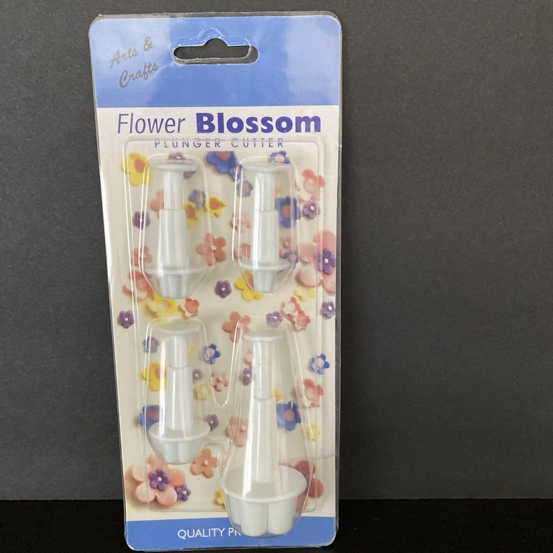 NEW Sealed-Arts & Crafts Set of 4 Blossom Plunger Cutters with Instructions