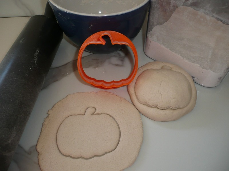 FALL LEAVES PUMPKIN SET OF 3 CONCHA CUTTERS SWEET BREAD STAMP MADE IN USA PR1936 gallery