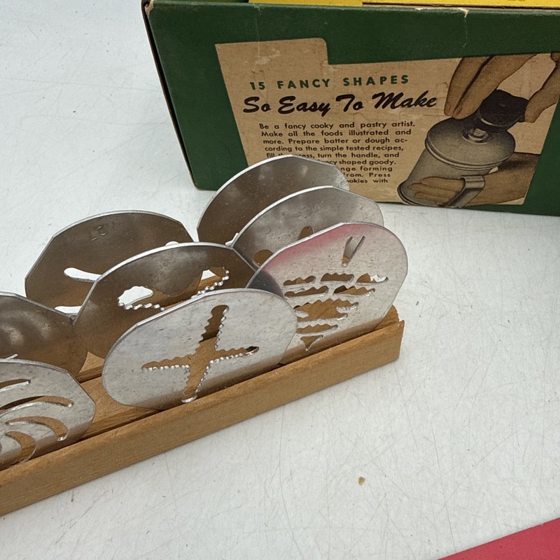 Vtg Mirro 311 Aluminum Cookie/Pastry Press 8 Plates 3 Tips Orig. Recipe Booklet gallery