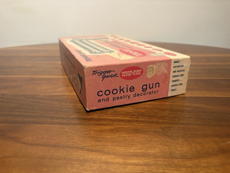Vintage Wear-Ever Cookie Gun & Pastry Decorator # 3365. Thickness Control gallery