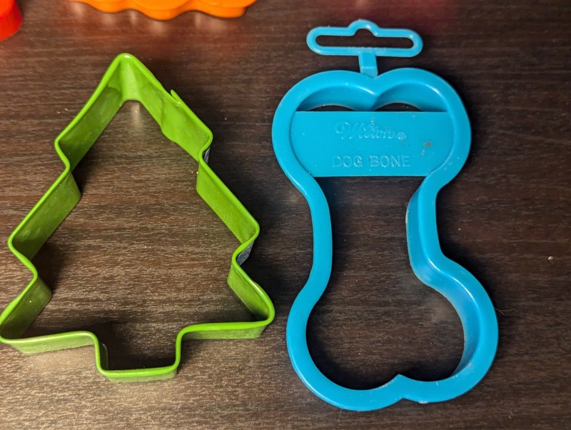 Vintage Lot of 5 Plastic 1 Metal Cookie Cutters - Dog, Dog Bone, Ghost, Tree ETC gallery
