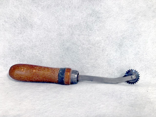 Antique DOUGH Tool PIE Crimper PASTRY Cutter PASTA Wheel KITCHEN Roller WOOD Old gallery