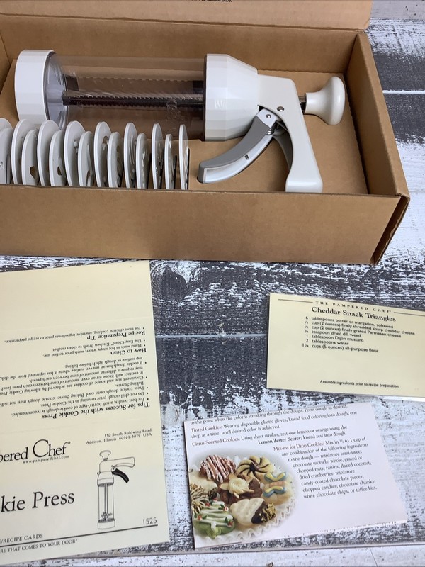 The Pampered Chef Cookie Press 16 Discs #1525 In Original Box