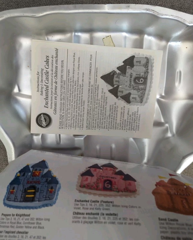 1998 WILTON CAKE PAN ENCHANTED CASTLE #2105-2031 PRE-OWNED UNUSED gallery