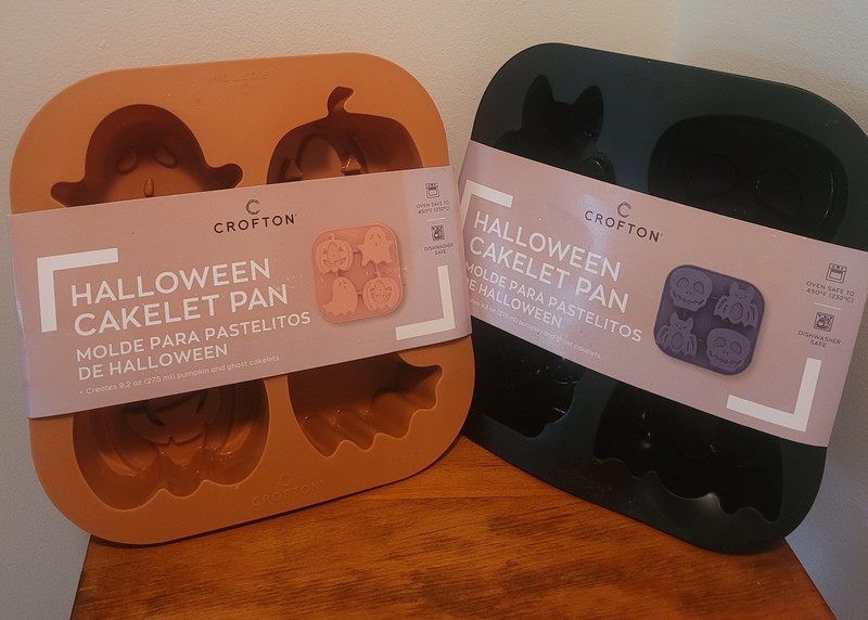Set of2 – Halloween Cakelet Pan, Silicone, 9.6″ Sq Orange/Black Oven/Dishwasher