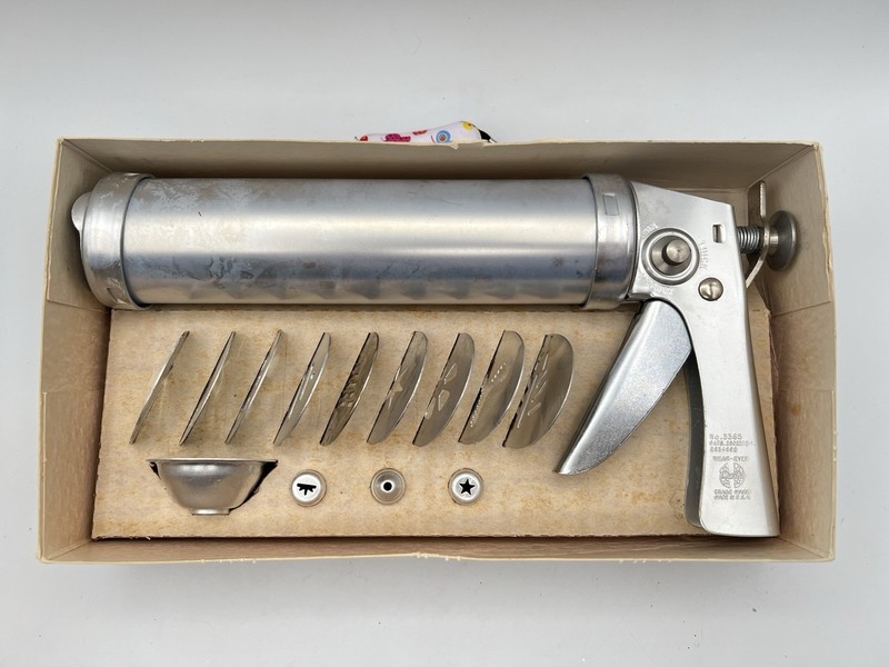 Vintage Wear Ever Cookie Gun and Pastry Decorator Complete Original Box gallery