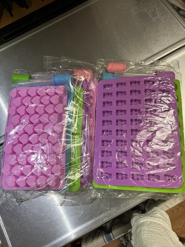 NEW IN PACKAGE! Silicone Candy Molds With Droppers 16 Pcs. gallery